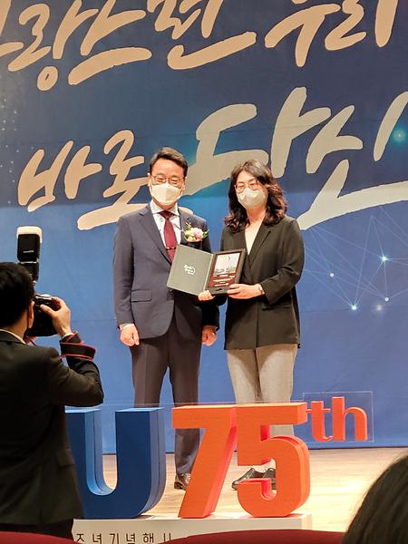 Professor “Se-Ran Yang” won the 16th Kangwon National University Education Award